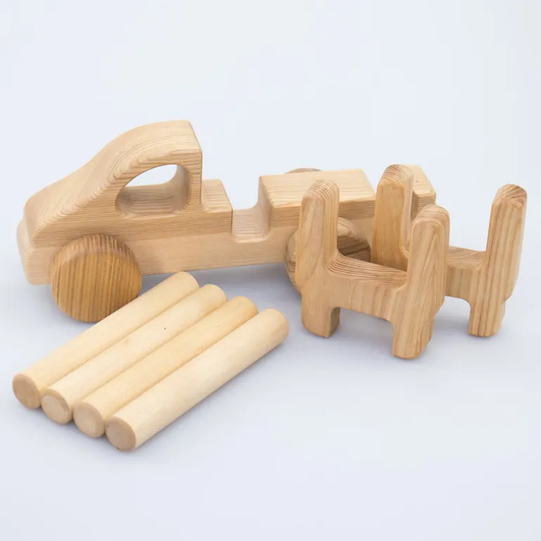 Holzauto mit Holzstämmen