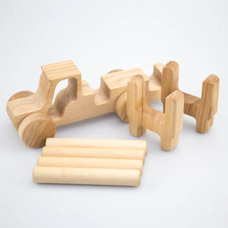 Holztraktor mit Holzstämmen