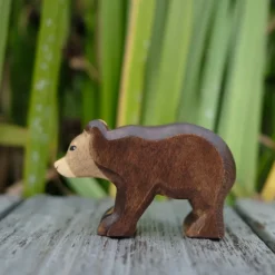 Holzwald Holzfigur Bär klein gehend