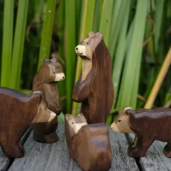 Holzwald Holzfigur Bär klein liegend