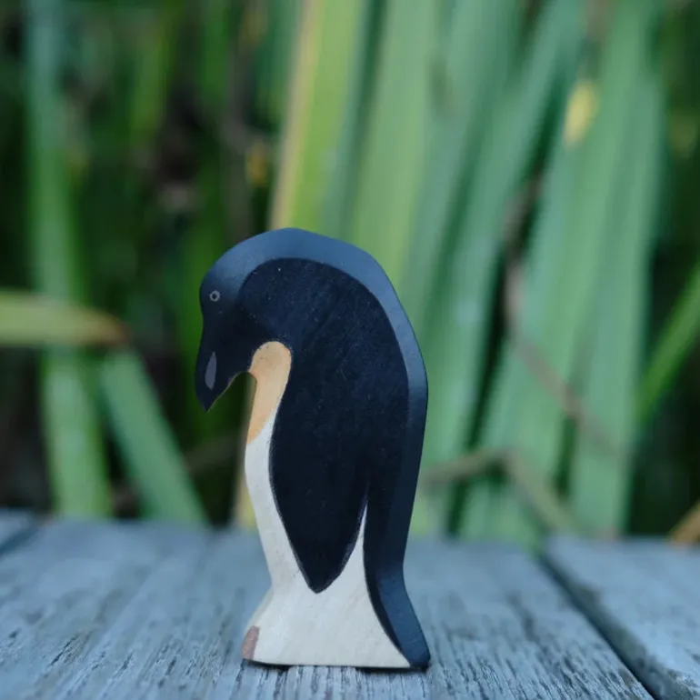Holzwald Holzfigur Pinguin Kopf tief
