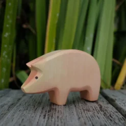 Holzwald Holzfigur Schwein Rüssel unten