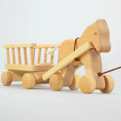 Nachziehpferd mit Leiterwagen