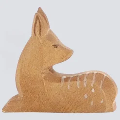 Ostheimer Holzfigur Hirschkalb liegend